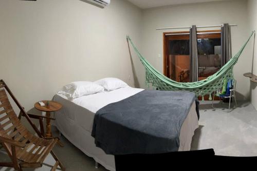 伊塔雷马Casa Vento Maré.的一间卧室配有一张床和吊床