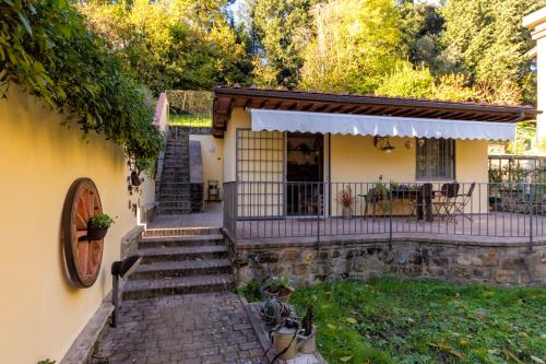 佛罗伦萨La Serra Sognante Guest house con giardino的房屋设有通往前院的楼梯