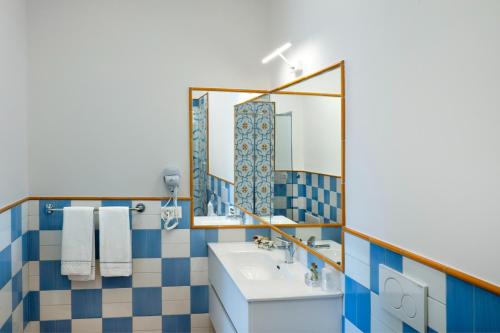 斯卡拉Residence Villa Ruocco的一间带水槽和镜子的浴室
