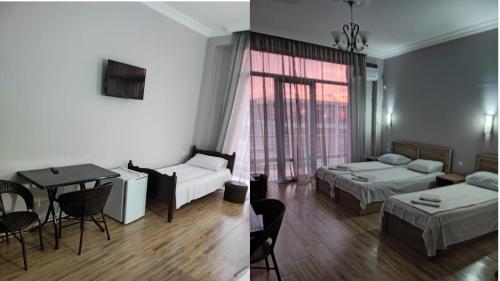 科布列季FRESH Hotel Kobuleti的酒店客房带两张床和一张桌子,还有一间房间