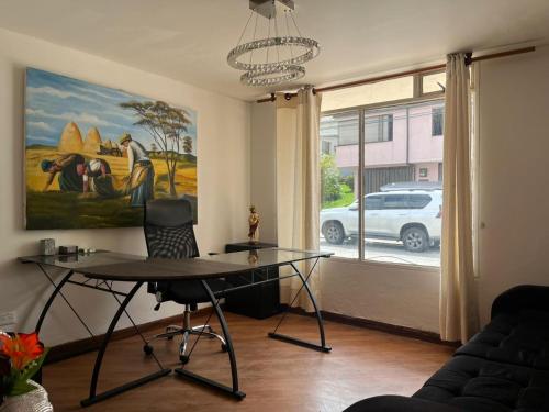 马尼萨莱斯Bhospedaje的客厅配有桌子和窗户