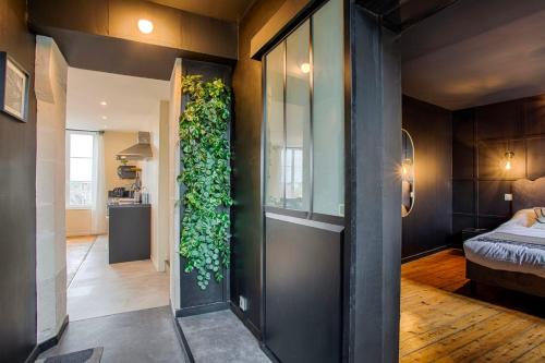 法莱斯La Casa Pampa — Comfort, Style & Modernity的一间设有一扇绿墙的门的房间
