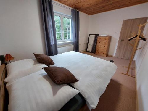 KrasliceSki/Bike Villa Sapporo ⃰ ⃰ ⃰的一间卧室配有两张带枕头的床和窗户。