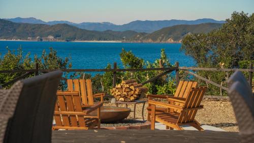 志摩市sauna×star×sea　Highland Panorama Ocean View的一组椅子坐在甲板上,享有湖景