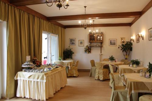 塞博登Haus Riedl的客房设有桌椅和大窗户。