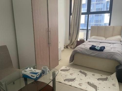 阿布扎比Heart of Abu Dhabi - Luxury Room的一间卧室配有一张床和一张玻璃桌