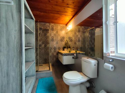 蓝海湾Mermaid Cove的一间带卫生间和水槽的浴室