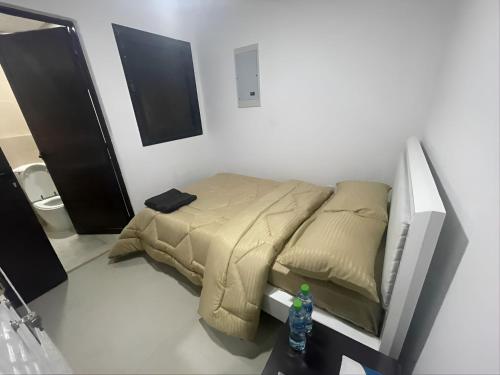阿布扎比Heart of Abu Dhabi - Nice Affordable Master Room的一间白色客房内的床铺卧室