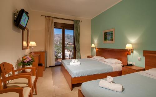 普利特拉Kyniska Hotel的酒店客房设有两张床和电视。