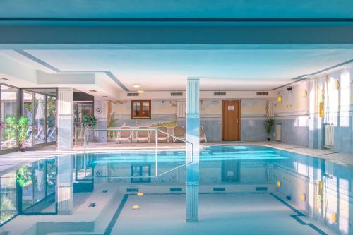 利莫内-苏尔加达加尔达贝尔维尤酒店的一座位于一座大型建筑中的游泳池