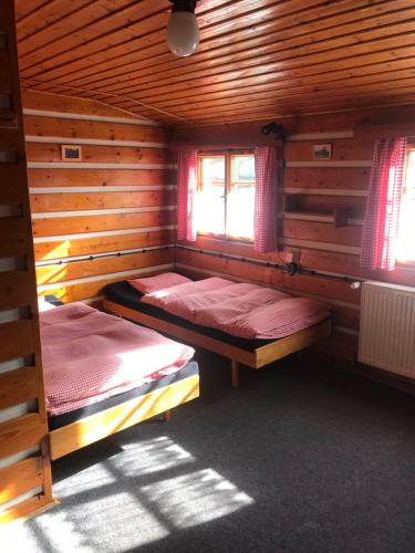 霍尔尼米瑟克基chata Školička的小木屋内带两张床的房间