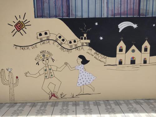 巴纳伊巴SOLAR HOSTEL PARNAIBA的手持着男孩和女孩的壁画