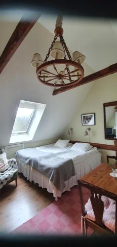 赫尔辛堡Aplagårdens vingård的一间卧室配有一张床和一个吊灯