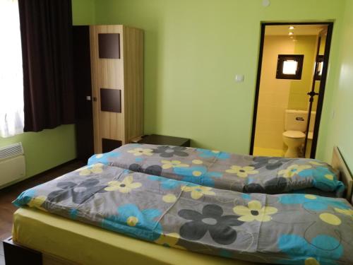 希萨里亚Къща за гости Вила Смокиня град Хисаря的一间卧室配有一张带蓝色花卉棉被的床
