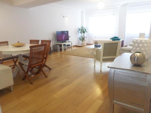 里斯本33何塞法林哈公寓的客厅配有沙发和桌椅
