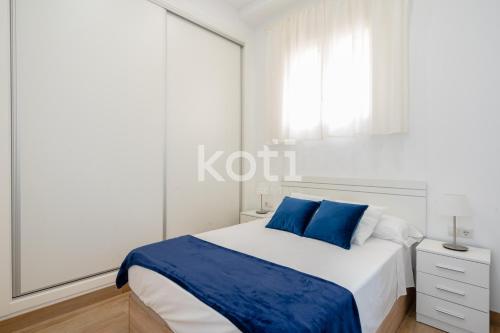 福恩吉罗拉Koti Rentals - Casita Plaza España的白色的卧室设有床和窗户