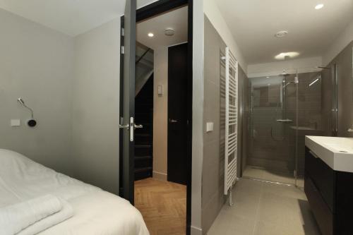 西端斯塔西服务公寓酒店的一间浴室