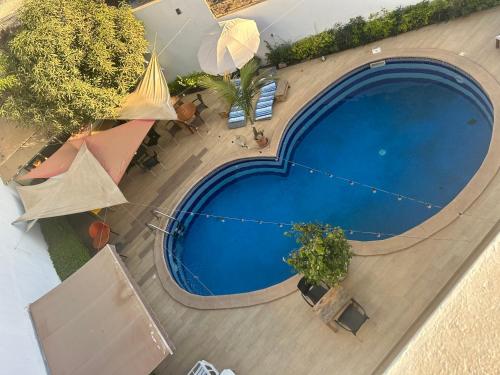 达喀尔Villa Jade的大楼游泳池的顶部景色