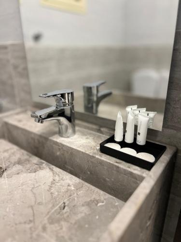 塔伊夫شقق سنتارا الفندقية的浴室水槽设有2个水龙头和2卷卫生纸