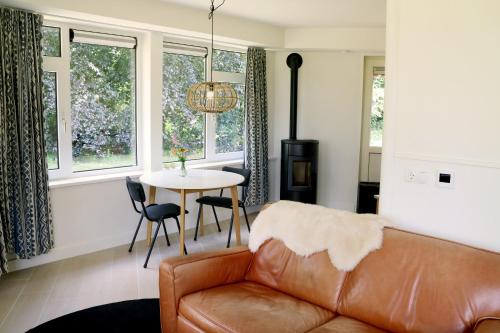 ValtheEco Lodge Drenthe的客厅配有沙发和桌子