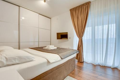 利纳迪奇Villa Aurea的一间卧室设有一张大床和一个窗户。