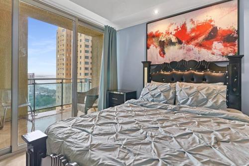 圣多明各Luxurious Ocean View Suite的一间卧室设有一张大床和一个大窗户