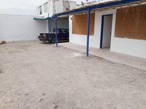塔克纳Casa de playa de boca de río Primera fila - Playa planchon的大楼前的一个空停车位