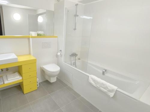 巴黎Hôtel Villa Blomet的浴室配有卫生间、淋浴和盥洗盆。