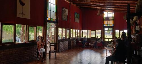 Vista FloresFinca La Valletana的一间房间,人们坐在餐厅桌子旁