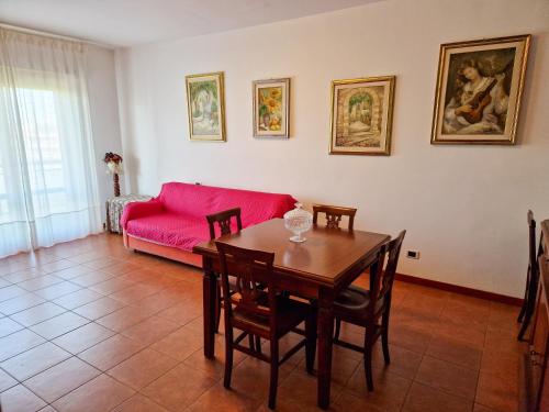 罗马DOMUS DIVI - Eur Torrino的客厅配有桌子和红色沙发