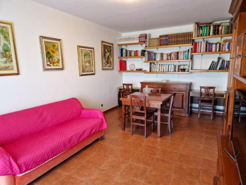 罗马DOMUS DIVI - Eur Torrino的客厅配有红色的沙发和桌子