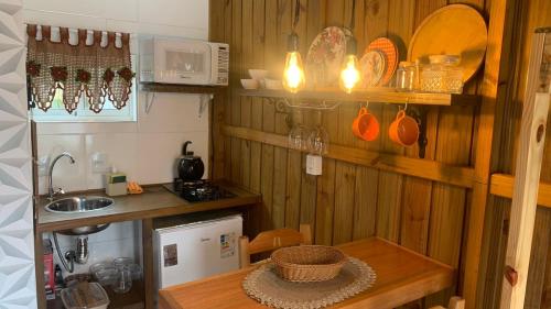 加罗帕巴Cabanas MORIÁ的厨房设有木墙和带水槽的台面。