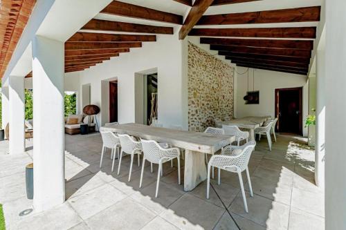 贝尼多姆Villa JAP的户外庭院配有木桌和椅子