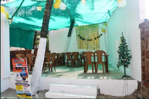 马尔万KonkanParadise,Hotel Malvan Beach的上面有椅子的舞台和圣诞树