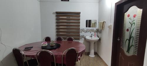 安娜维拉缇Koonamparayil Home Stay Munnar Anaviratty-Family Only的一间带桌椅和水槽的用餐室