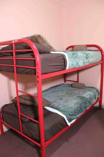 下博克特Casa LUNA的客房内的2张红色双层床
