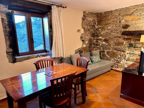 帕托内斯El Bulín de Patones的客厅配有木桌和椅子