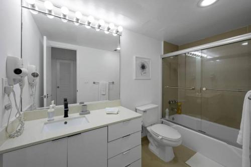 阳光岛滩Ocean View 15th floor Apartment Sunny Isles的一间带水槽、卫生间和淋浴的浴室