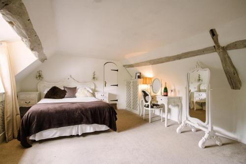 墨尔本Sheene Mill的卧室配有白色的床和书桌