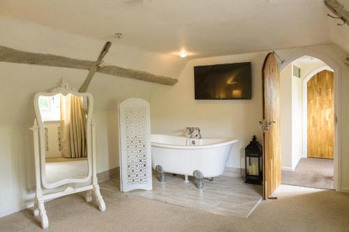 墨尔本Sheene Mill的一间位于客房内的带白色浴缸的浴室