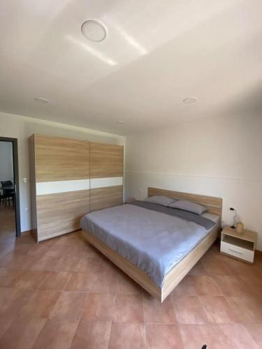 科佩尔Apartma na vinski kmetiji的一间卧室,卧室内配有一张大床