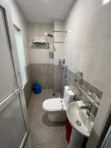 加德满都Hotel prime suite的浴室配有白色卫生间和盥洗盆。