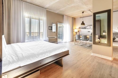 维多利亚维尔维多利亚维尔品质酒店套房的一间带大床的卧室和一间客厅