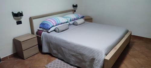 斯特雷萨Appartamento Belvedere di Levo的一间卧室配有带枕头的床