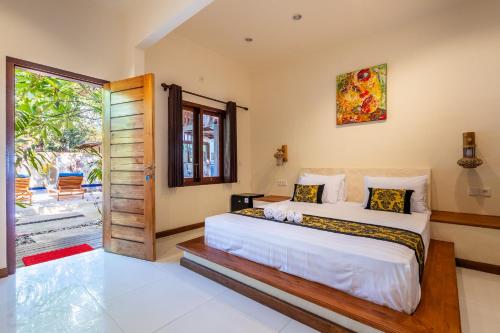 吉利阿尔Paradise Luxury Villa的一间卧室设有两张床和滑动玻璃门