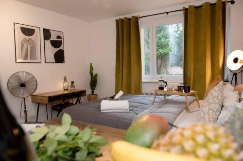 维也纳Entire Tulum Apartment, in the Center of Vienna的客厅配有床和沙发