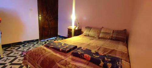 奥比丹Magic View的一间带床的卧室,位于带灯的房间