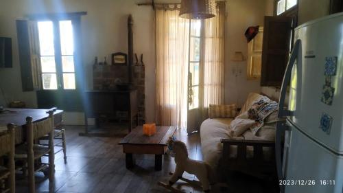 阿雷科河畔卡门Casa De Campo El Corral的狗站在带桌子的客厅