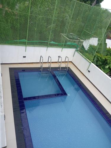 韦利格默VILLA AAA WELIGAMA的蓝色建筑中的游泳池