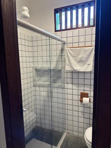 托兰克索Chalé Casa Vitoria - Quarto Inferior的浴室设有玻璃淋浴间和卫生间